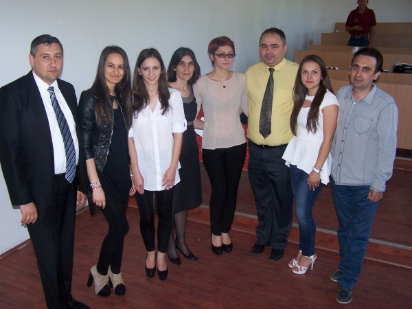 Membrii echipajului câştigător  şi o parte din membrii Juriului