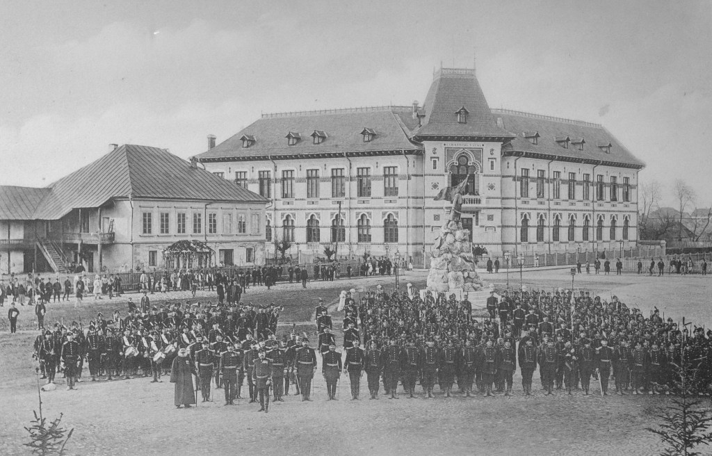 Regimentul 18 Gorj în fața Gimnaziului ”Tudor Vladimirescu”